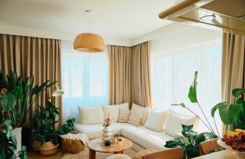 Beige und weiße Vorhänge in einem modern eingerichteten Wohnzimmer