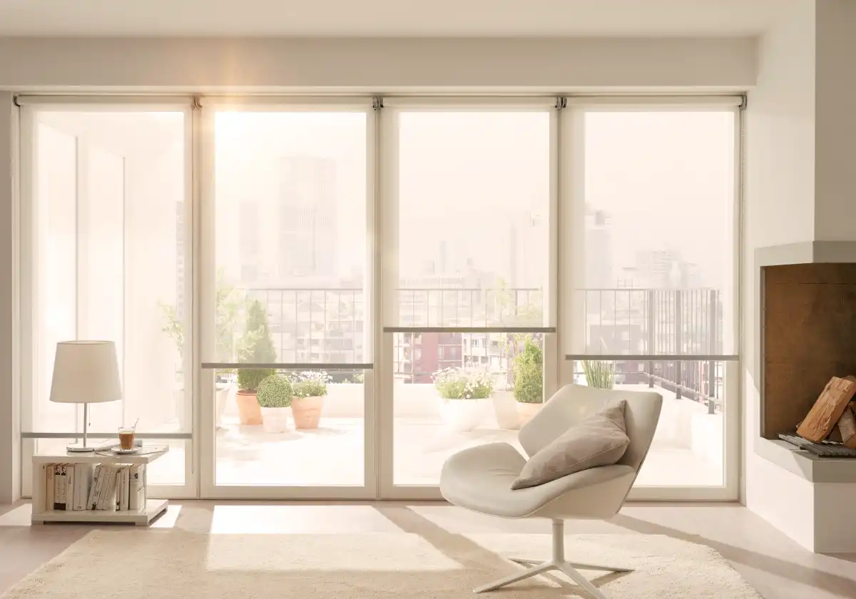 Innenjalousien für Fenster Modernes Wohnzimmer mitmit hellen Innenjalousien
