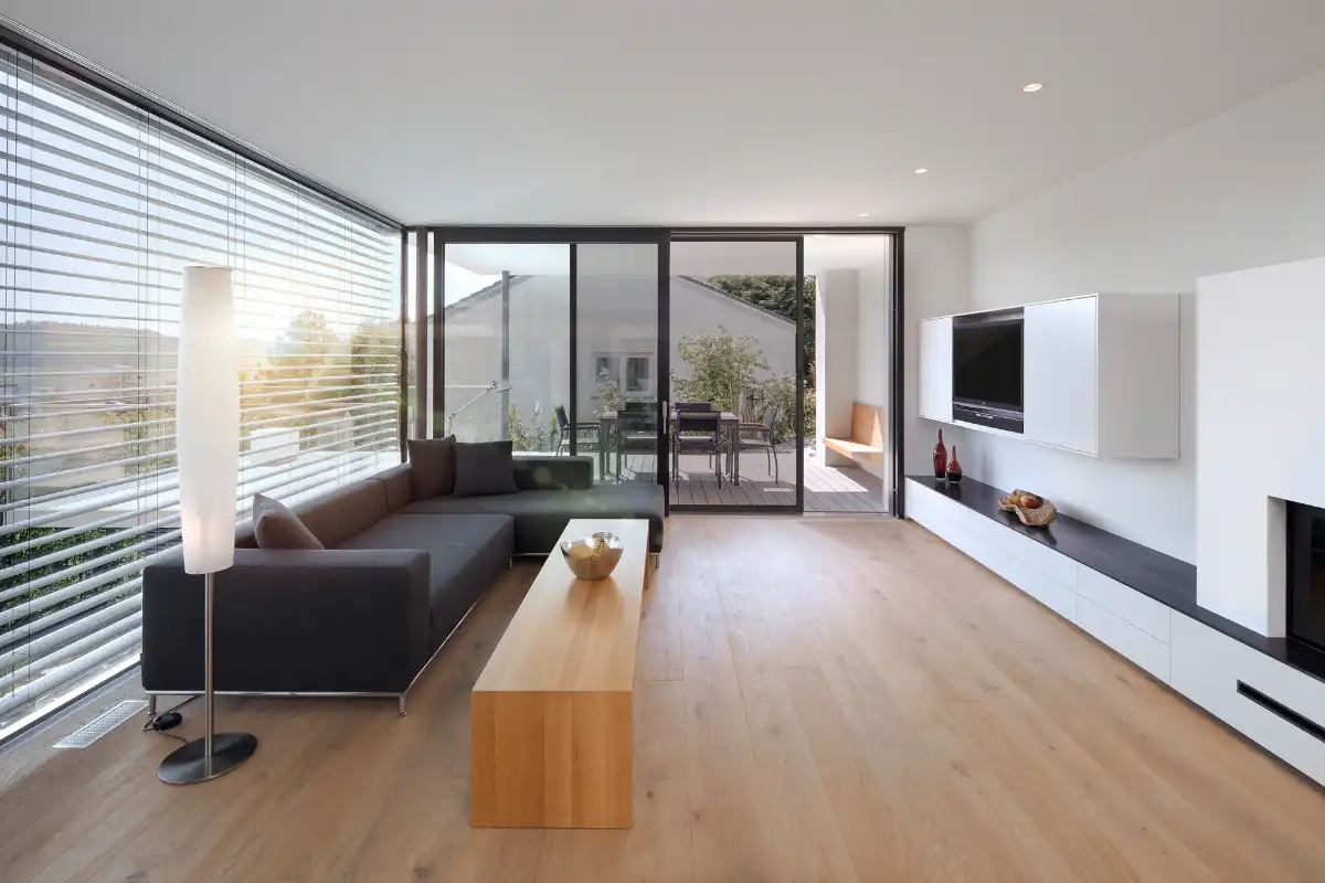 Modernes Wohnzimmer mit großen Fensterfronten und stilvoller Einrichtung