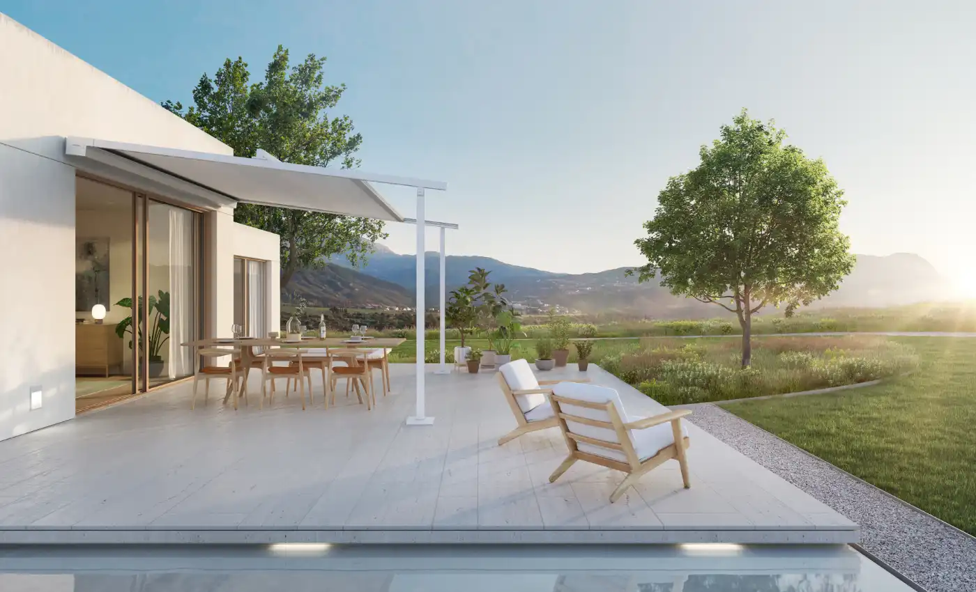 Terrasse mit Markise und Pool mit weitem Blick in die Ferne