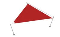 Rotes dreieckiges Sonnensegel mit Metallgestänge